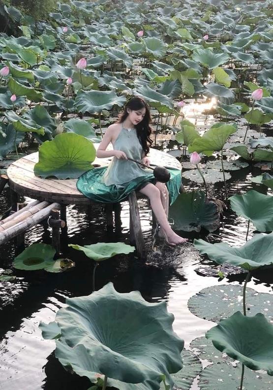 gái xinh 2k1 mặc áo yếm bên đầm sen