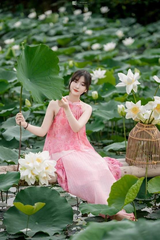 gái xinh mặc váy bên đầm sen