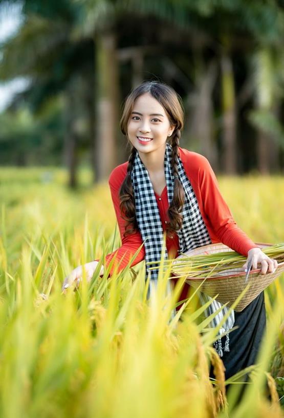 gái quê tết tóc 2 bên xinh đẹp