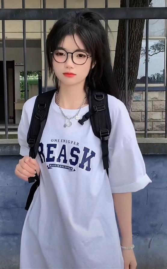 ảnh gái lớp 10 đeo kính cute