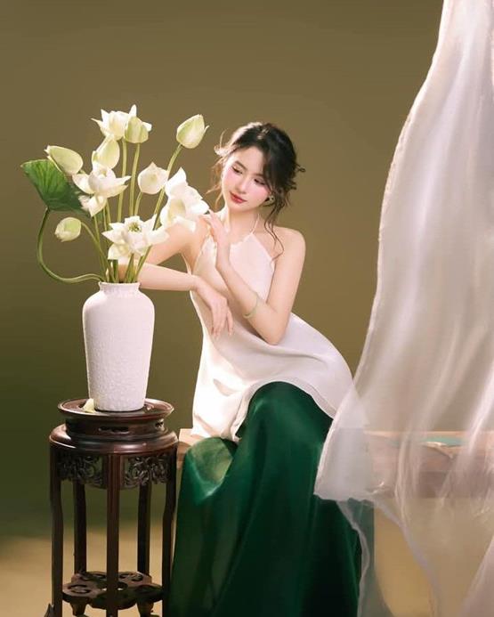 gái xinh facebook Việt mặc yếm bên lọ hoa sen