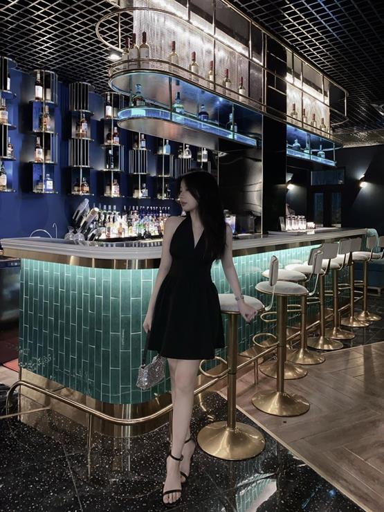 gái đẹp đi bar ngoảnh mặt sang bên trái