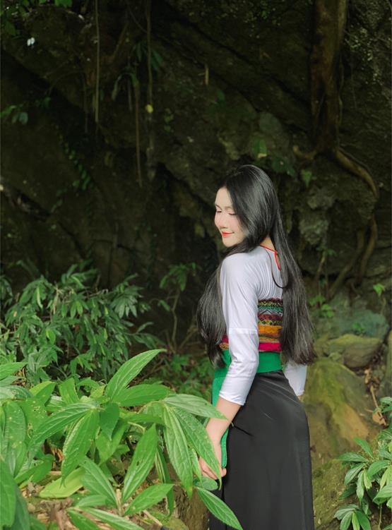 gái xinh dân tộc Mường quay lưng