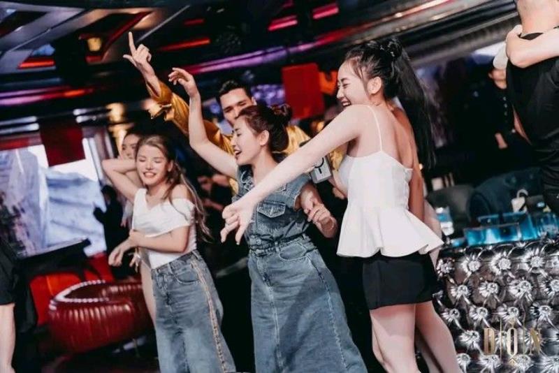 ảnh gái bar nhảy sôi động