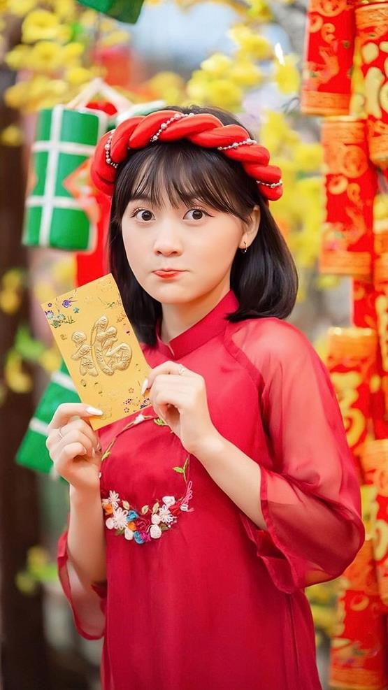 gái xinh đón tết nhận lì xì cute