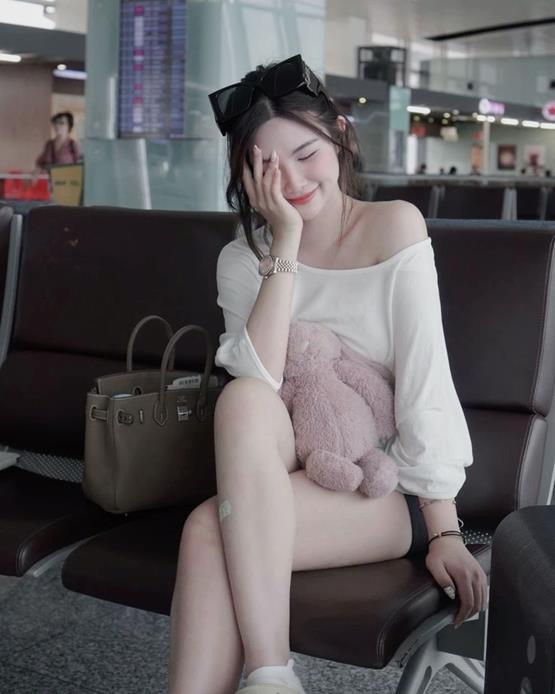 gái xinh 2000 che mặt cười 