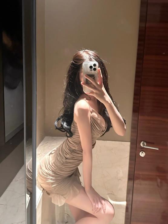 ảnh gái 2003 selfie khoe đường cong