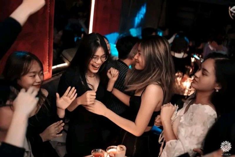 ảnh gái bar nhảy cười đùa cùng bạn thân