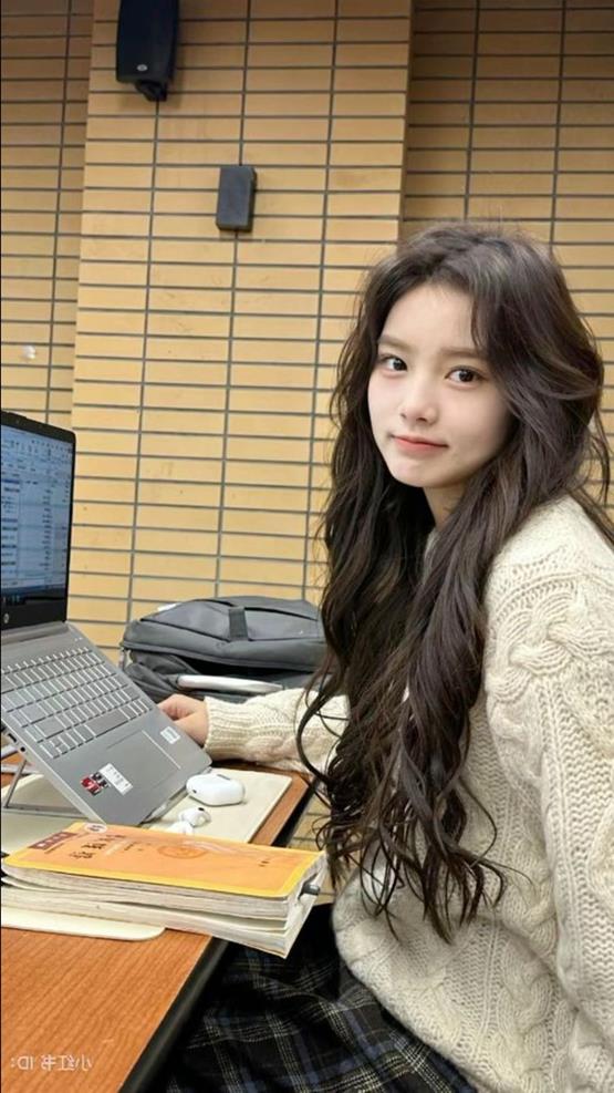 ảnh gái công sở dễ thương