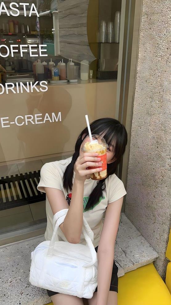 hình gái uống trà sữa che mặt