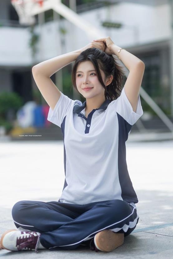 gái xinh lớp 10 cười mỉm thu hút ánh nhìn