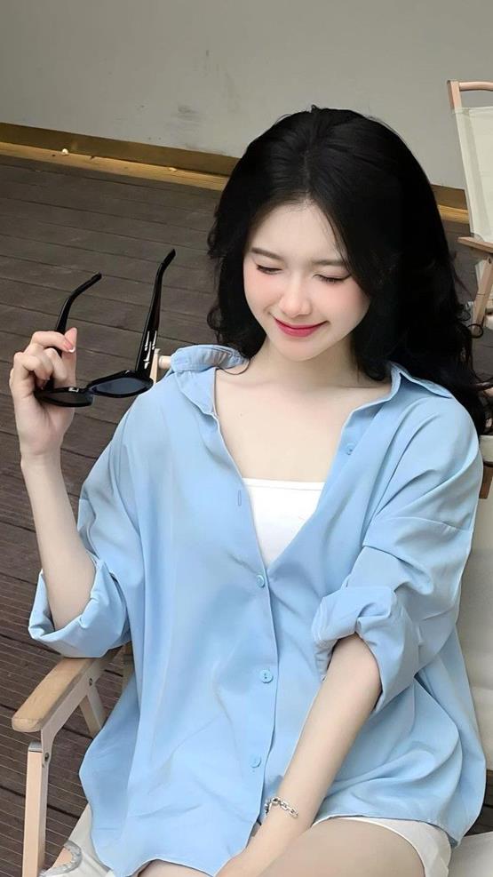 ảnh gái xinh 2005 mỉm cười bên bờ biển