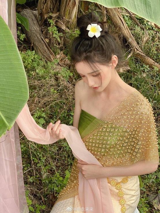 gái đẹp facebook Thái mặc trang phục truyền thống