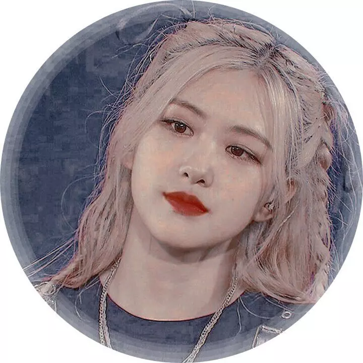 Avatar Rosé: mái tóc bạch kim và ánh nhìn dịu dàng.