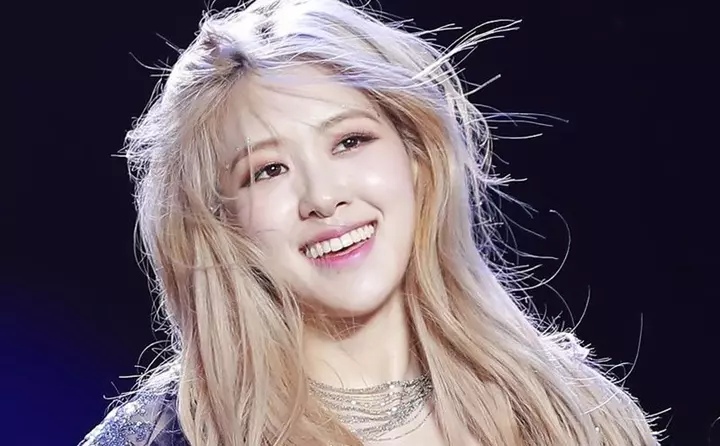 Avatar Rosé với ánh mắt mộng mơ, cực chill.
