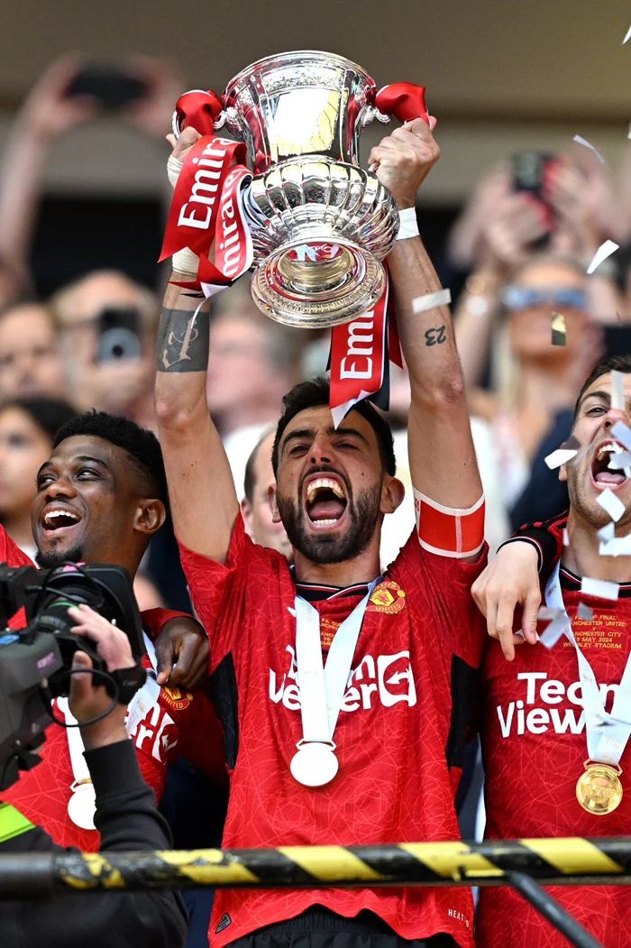 Bruno Fernandes ảnh đẹp khi nâng cao danh hiệu cùng đội bóng.