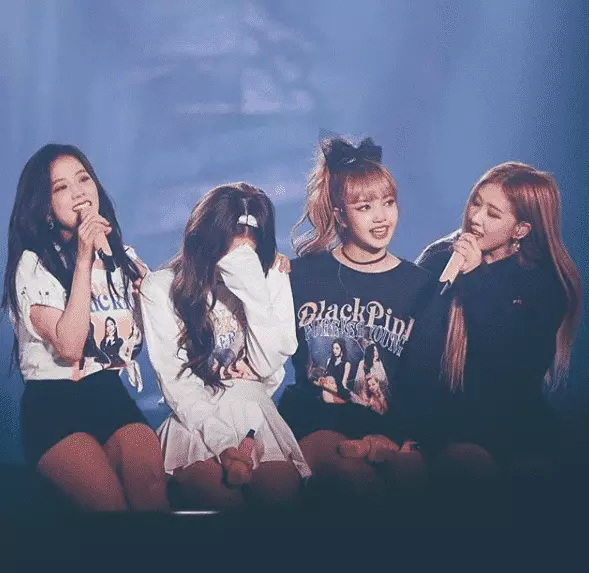 Ảnh BlackPink Buồn – Những Hình Ảnh Black Pink Bật Khóc Tại Sân Khấu