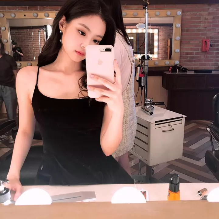 Jennie ảnh cute chụp tự sướng với filter ngộ nghĩnh.