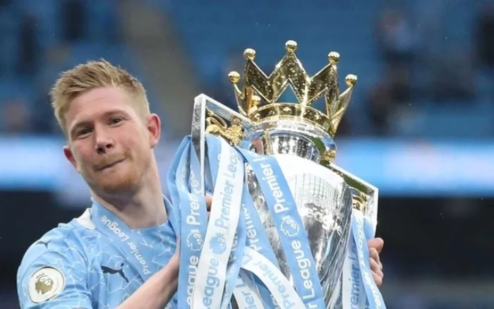 Kevin De Bruyne ảnh đẹp trong khoảnh khắc nâng cao cúp vô địch
