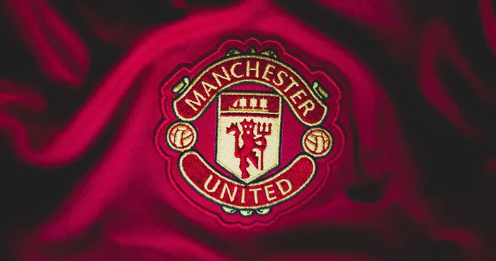 Logo MU được sử dụng trong áo đấu và biểu ngữ cổ vũ.