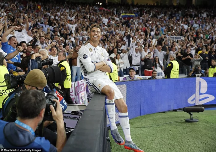Ronaldo khoanh tay đầy tự tin.