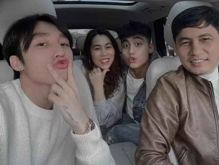 Ảnh hai anh em cùng mẹ trong dịp Tết