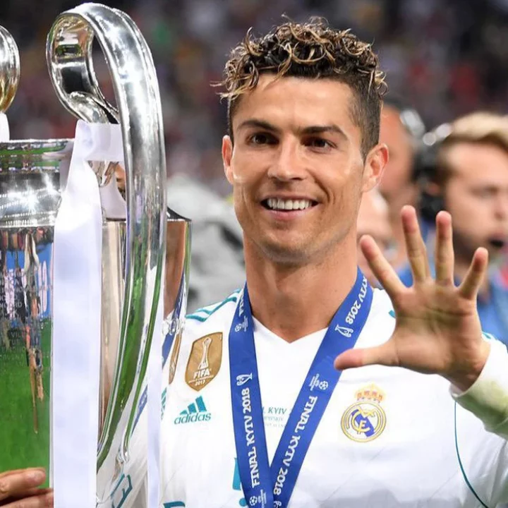 Ảnh Ronaldo cầm cúp vô địch Champions League, Euro hay Nations League.
