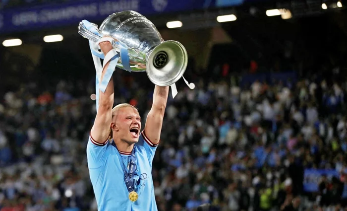 hình ảnh Haaland cùng Manchester City nâng cúp