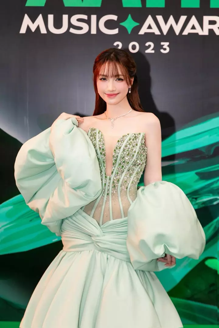 Ảnh Hòa Minzy mặc váy dạ hội tại thảm đỏ