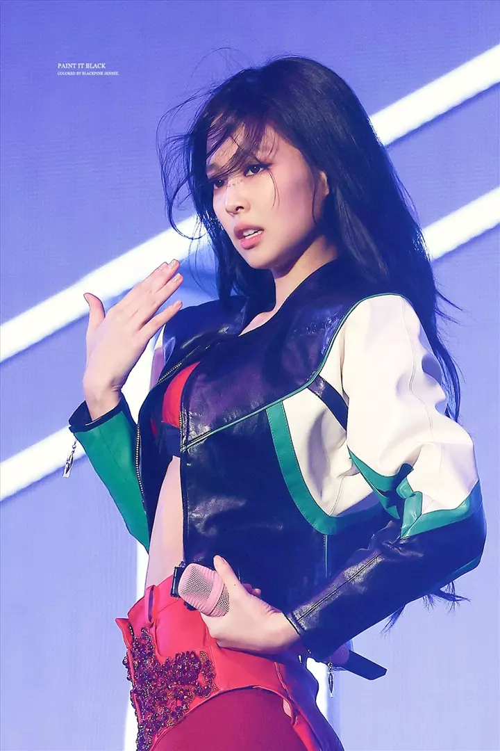 Ảnh Jennie Blackpink ngầu tại concert Born Pink