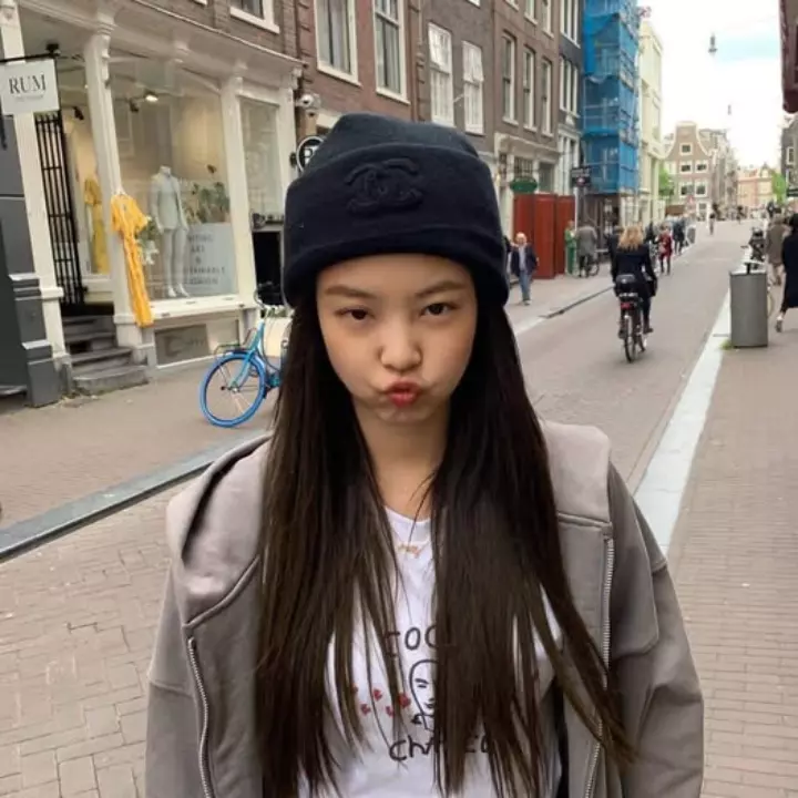 Ảnh Jennie chu môi, bĩu môi cực yêu.