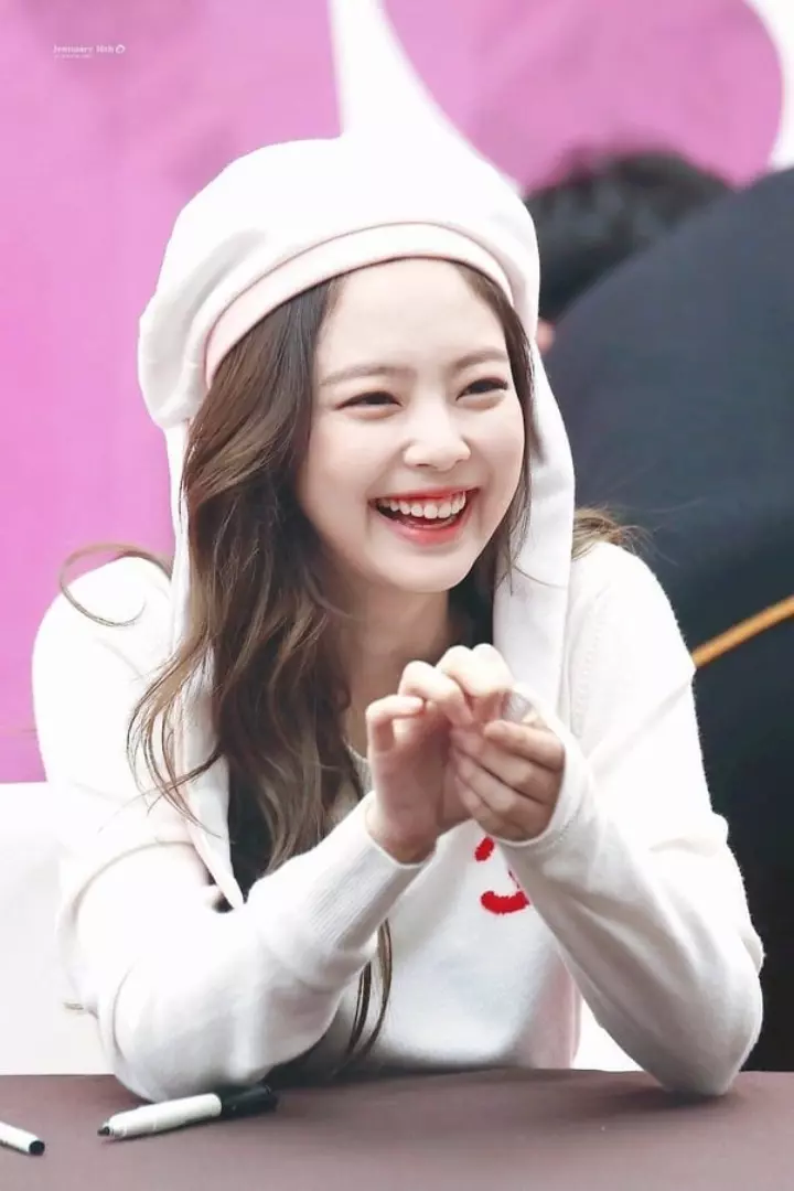 Ảnh Jennie cười hở lợi trong fansign.
