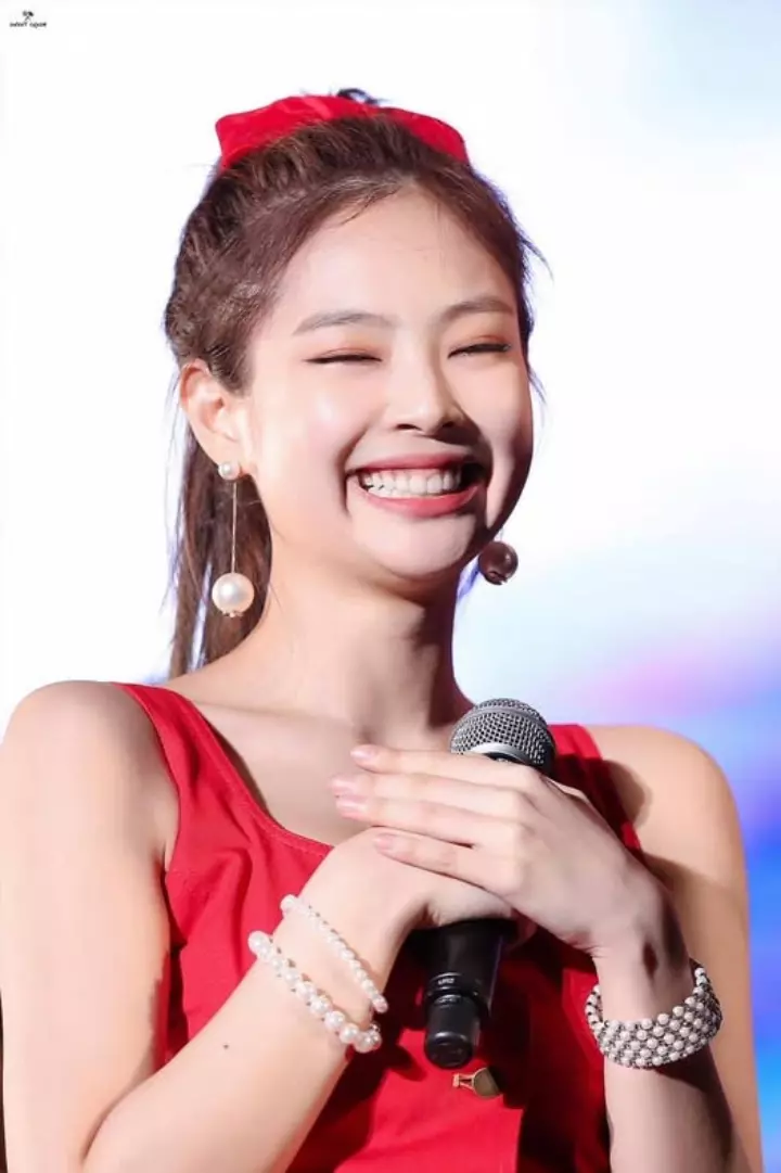 Ảnh Jennie cười tít mắt