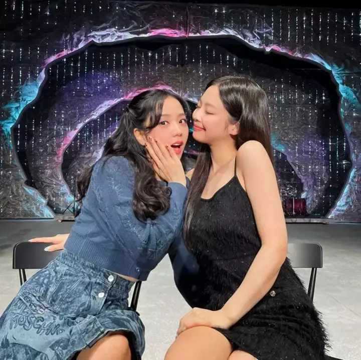 Ảnh Jennie và Jisoo cực tình cảm