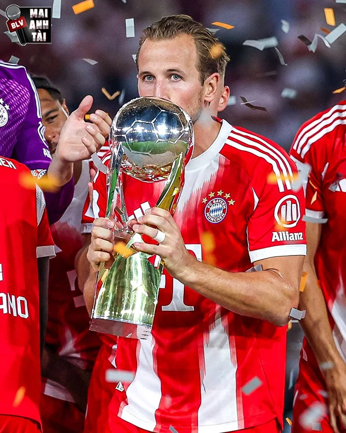 Ảnh Kane nâng cúp trong màu áo Bayern Munich.