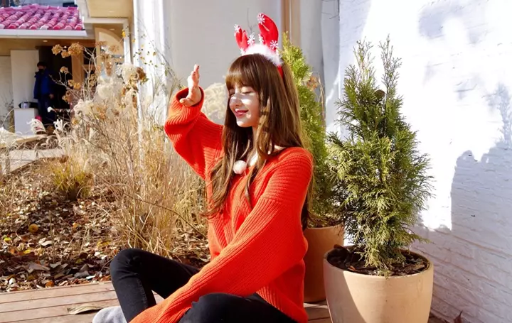 Ảnh Lisa Noel tông đỏ trắng cổ điển. 