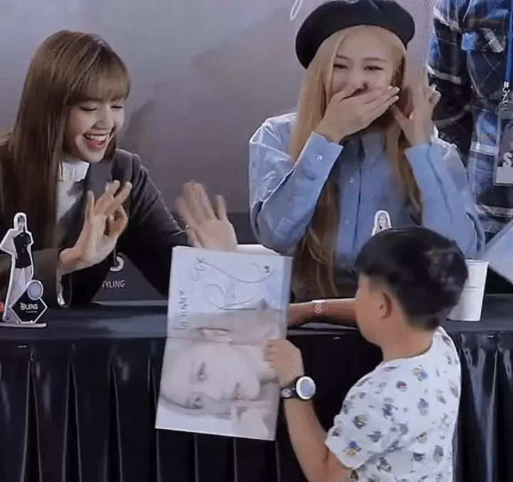 Ảnh Lisa cười khi tương tác với fan