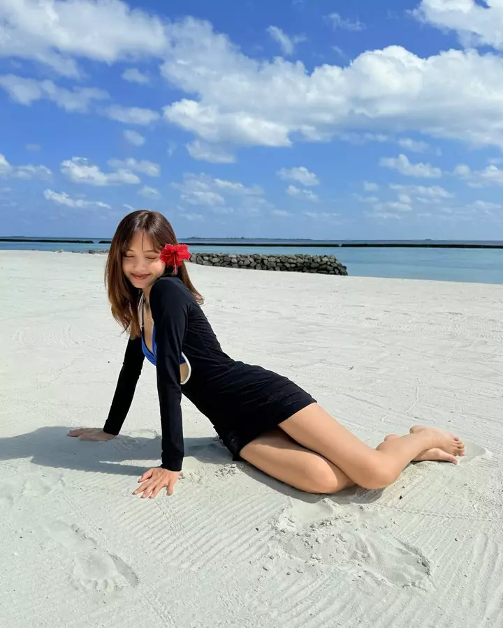 Lisa diện bikini tại resort cao cấp