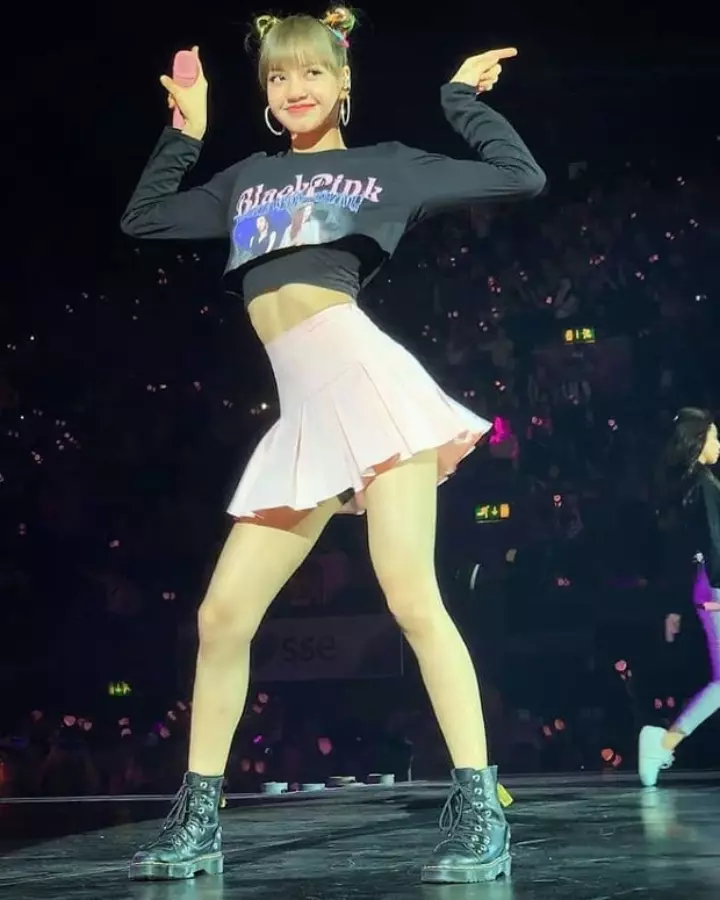 Hình ảnh Lisa đứng trên sân khấu concert