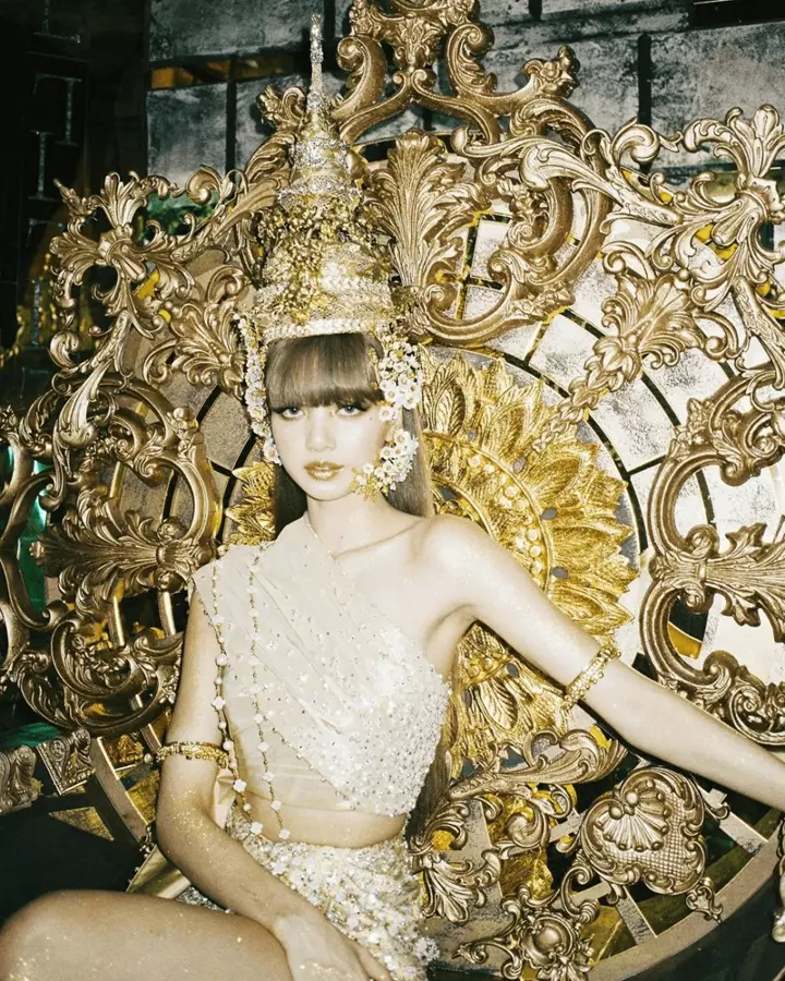 Váy công chúa Lisa trong MV “LALISA”
