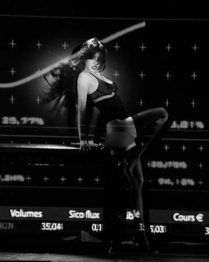 Ảnh Lisa trắng đen ngầu trên sân khấu