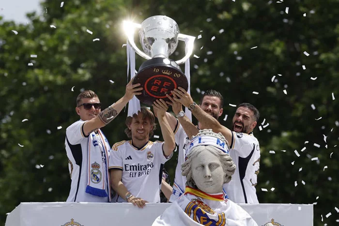 Ảnh Luka Modric cùng đồng đội nâng cao cúp vô địch