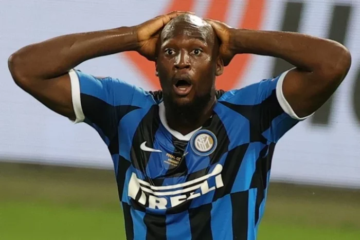 Ảnh Lukaku ôm đầu – Biểu cảm “thương hiệu”