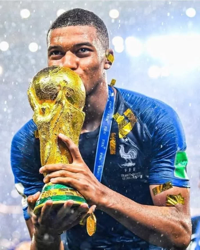 ảnh Mbappé World Cup 2018 nâng cúp vàng