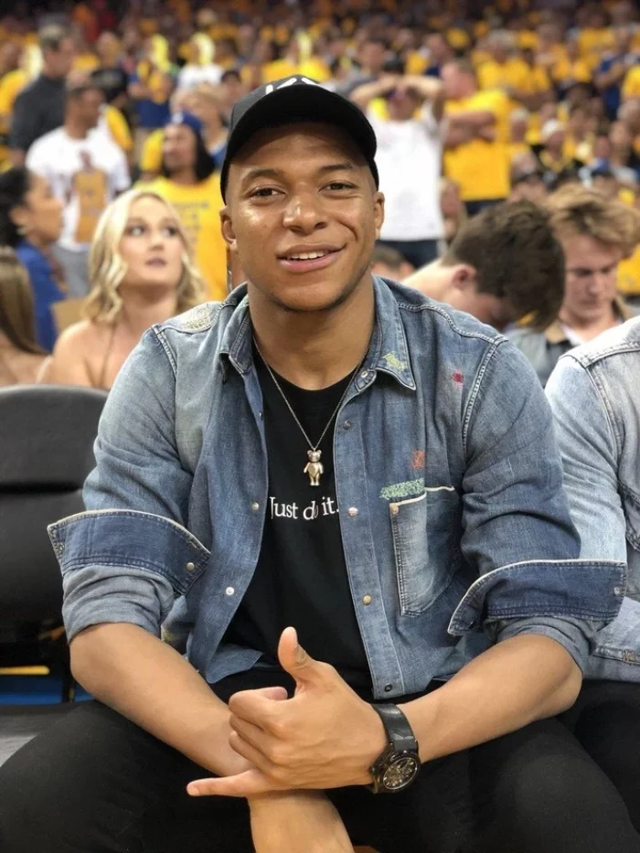 ảnh Mbappé đẹp với nụ cười tươi sáng