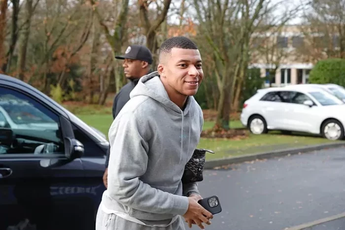 Ảnh Mbappé dễ thương đời thường