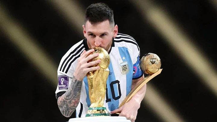 ảnh Messi hôn cúp vàng năm 2022