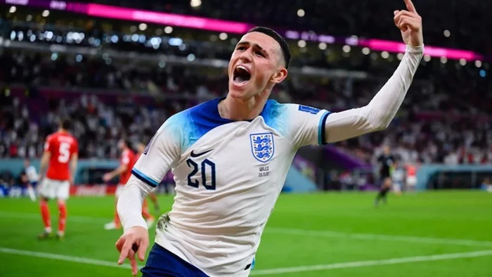 Ảnh Phil Foden ngầu trong màu áo đội tuyển quốc gia.