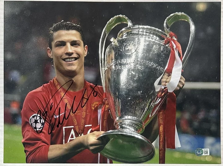 Hình nền Ronaldo MU 2008: khi CR7 vô địch Champions League.