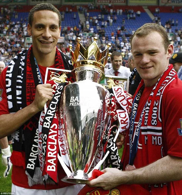 Ảnh Rooney đẹp khi anh nâng cao cúp vô địch Premier League.